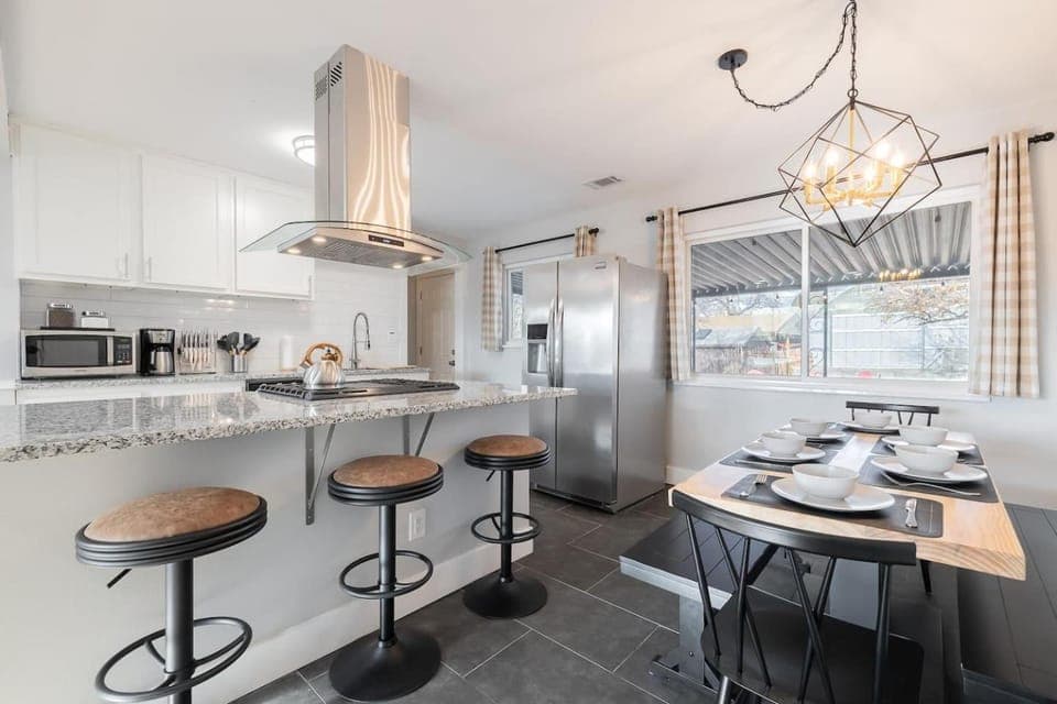 Light-filled home with outdoor hot tub and firepit House in Thornton