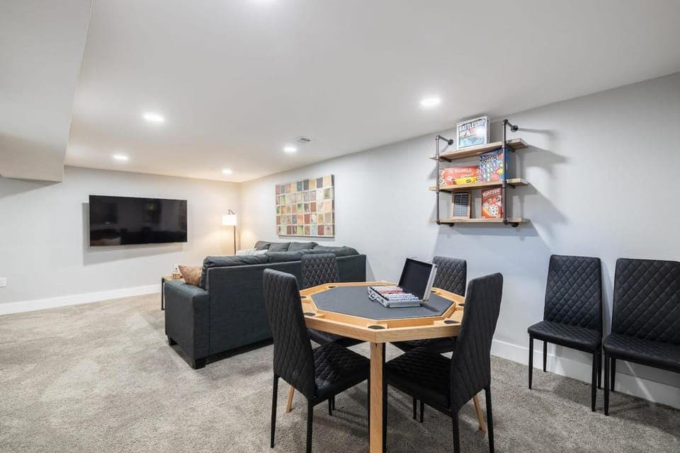 Light-filled home with outdoor hot tub and firepit House in Thornton