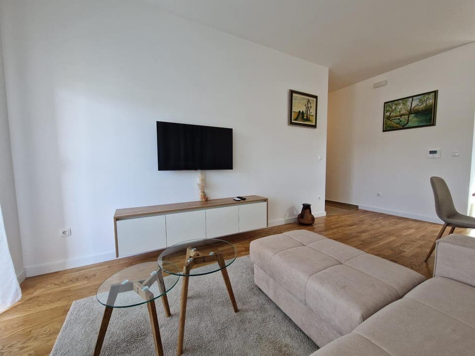 Communal lounge/ TV room, TV and multimedia, Living room, Seating area, Evening entertainment