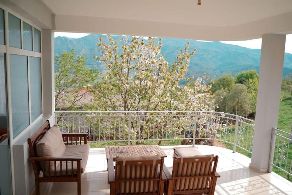 Patio, Spring, Day, Natural landscape, Garden, View (from property/room), Balcony/Terrace, Living room, Seating area, Dining area, Garden view, Mountain view