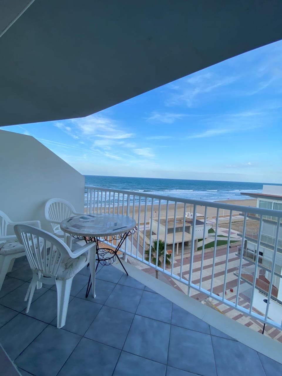 Apartamento con vistas a la Playa con Ascensor y WIFI 9 pax Apartment in Daimús