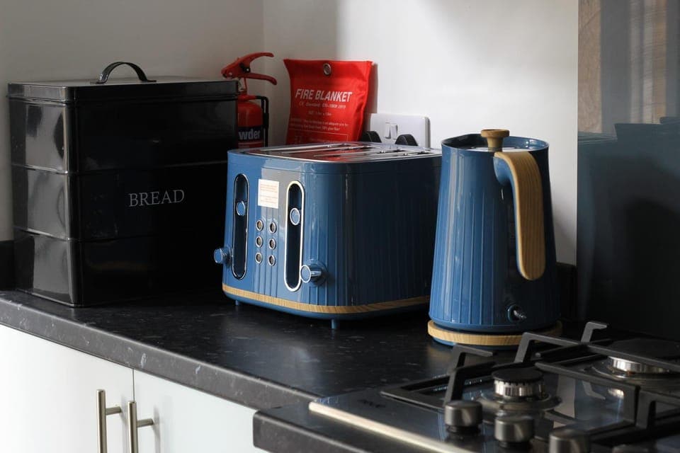 Coffee/tea facilities, toaster