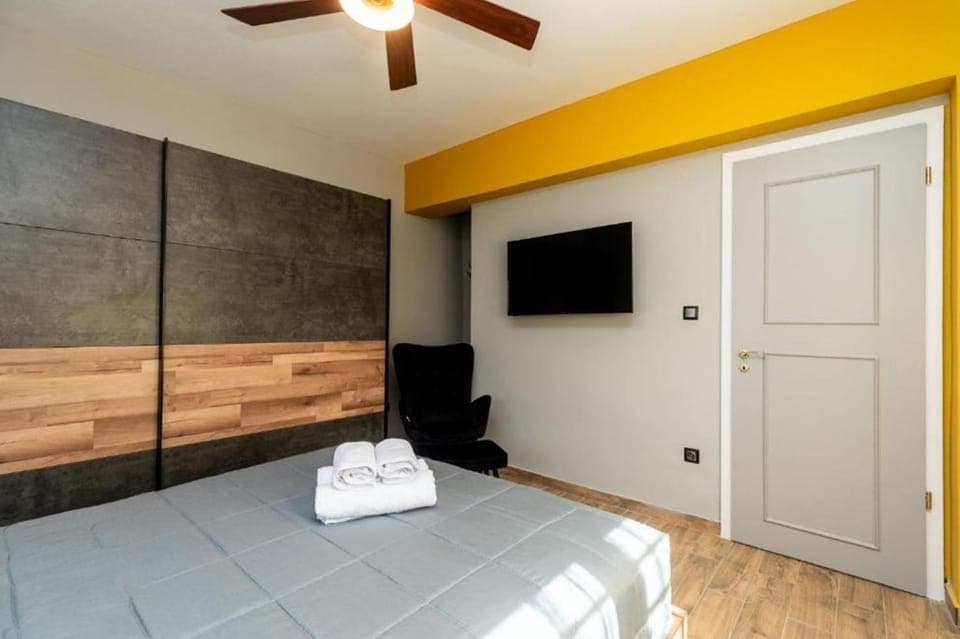 Bed, TV and multimedia, Evening entertainment, Bedroom, towels, wardrobe