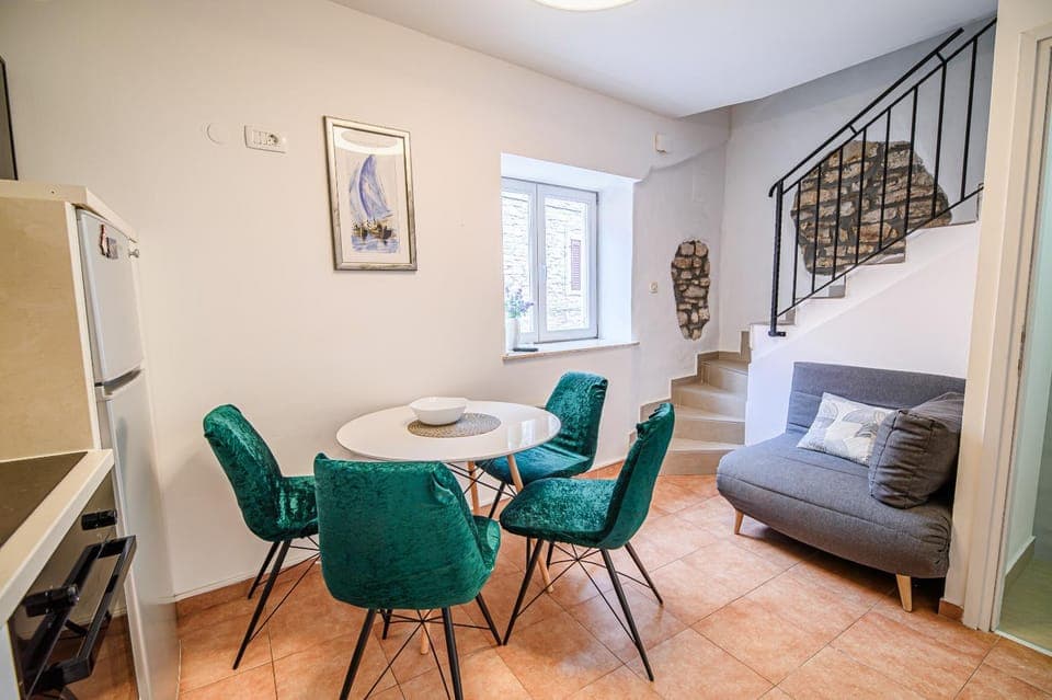 Seating area, Dining area