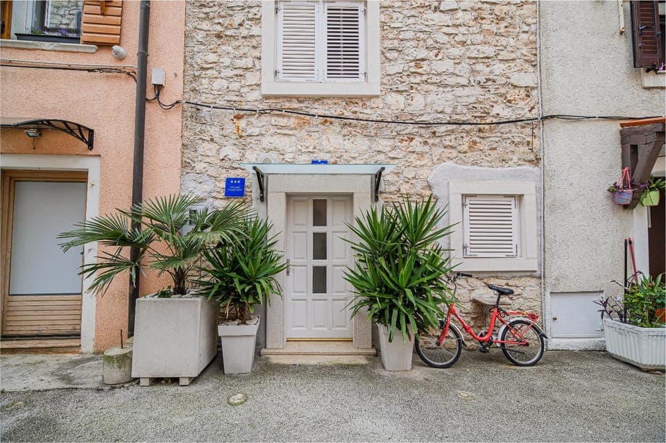 Property building, Facade/entrance, Day