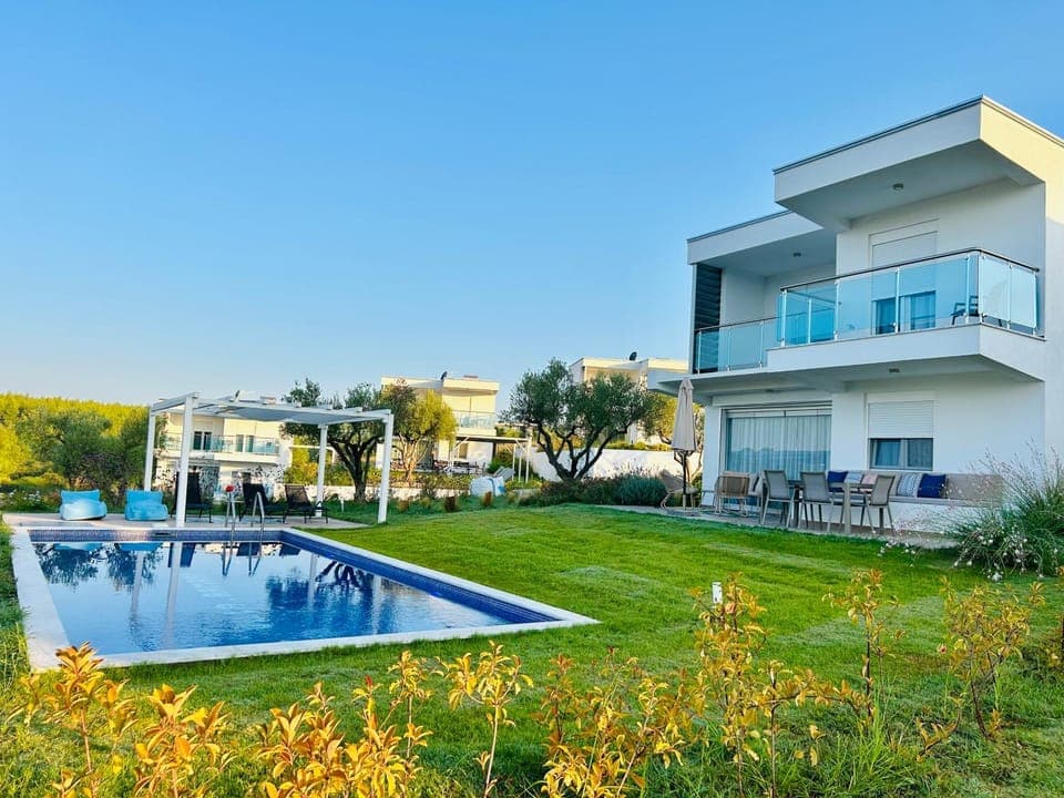 Property building, Day, Natural landscape, Pool view, Swimming pool