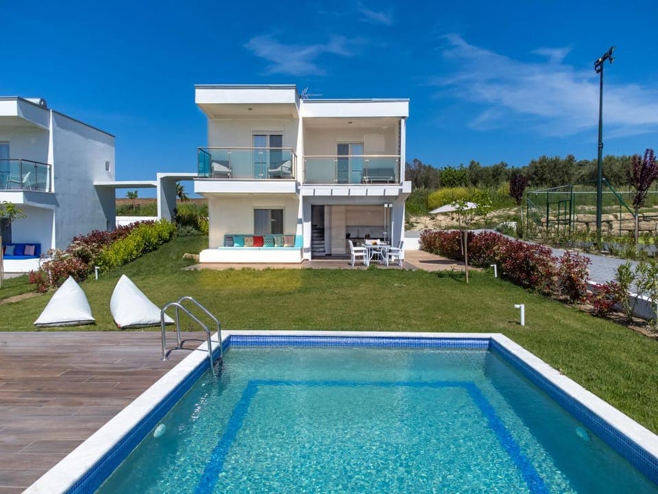 Property building, Day, Pool view, Swimming pool