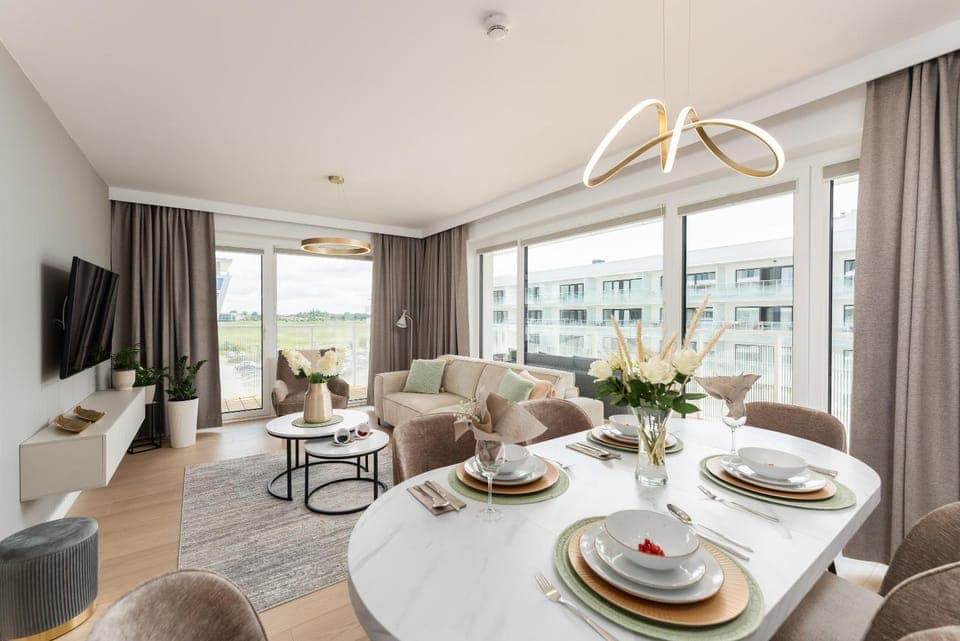 TV and multimedia, Living room, Seating area, Dining area