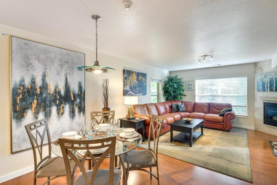 Living room, Dining area