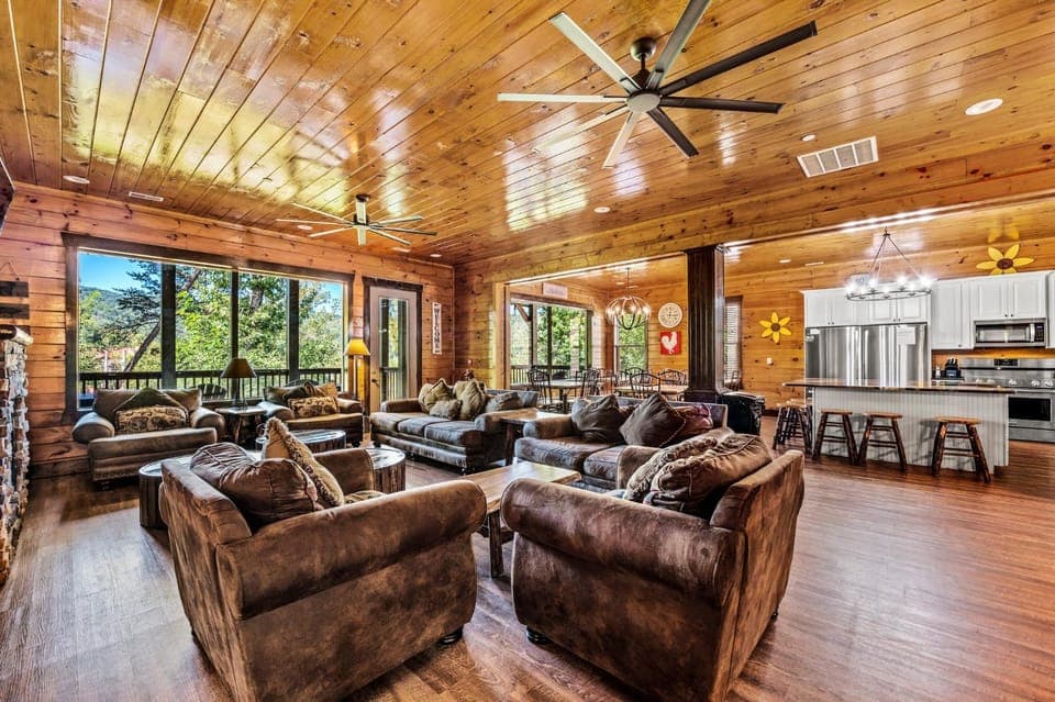 The Mighty Crabapple Manor by Stony Brook Cabins Cabin in Gatlinburg