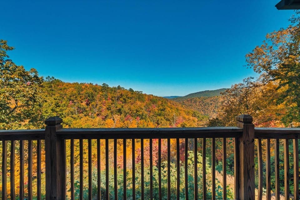 Mountain-View Cabin Hot Tub, Game Room, 4 Suites Cabin in Pittman Center