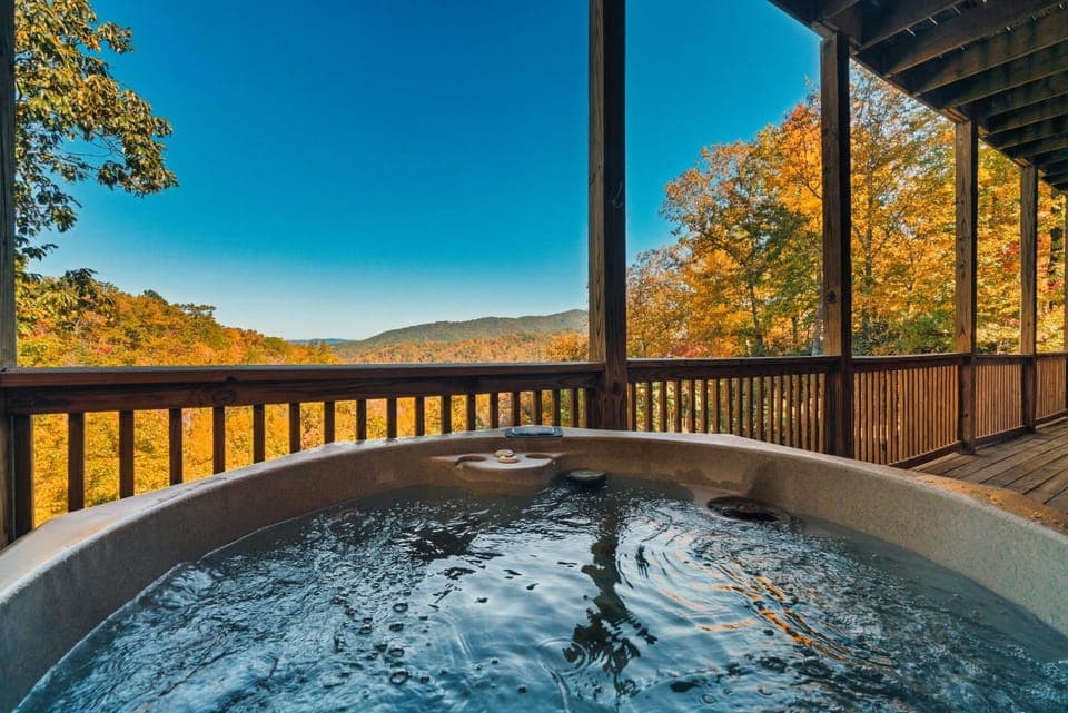 Mountain-View Cabin Hot Tub, Game Room, 4 Suites Cabin in Pittman Center