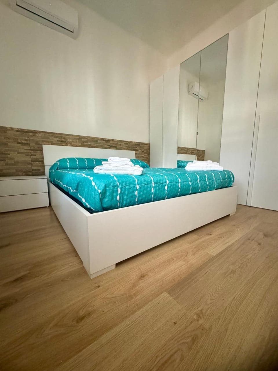 Bed, TV and multimedia, Photo of the whole room, Bedroom, towels, wardrobe, air conditioner