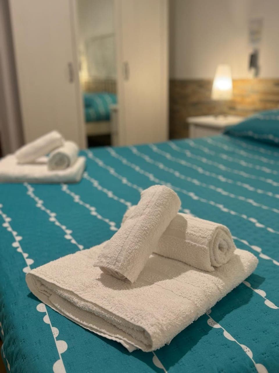 Bed, TV and multimedia, Balcony/Terrace, Balcony/Terrace, Photo of the whole room, Bedroom, towels, wardrobe, air conditioner