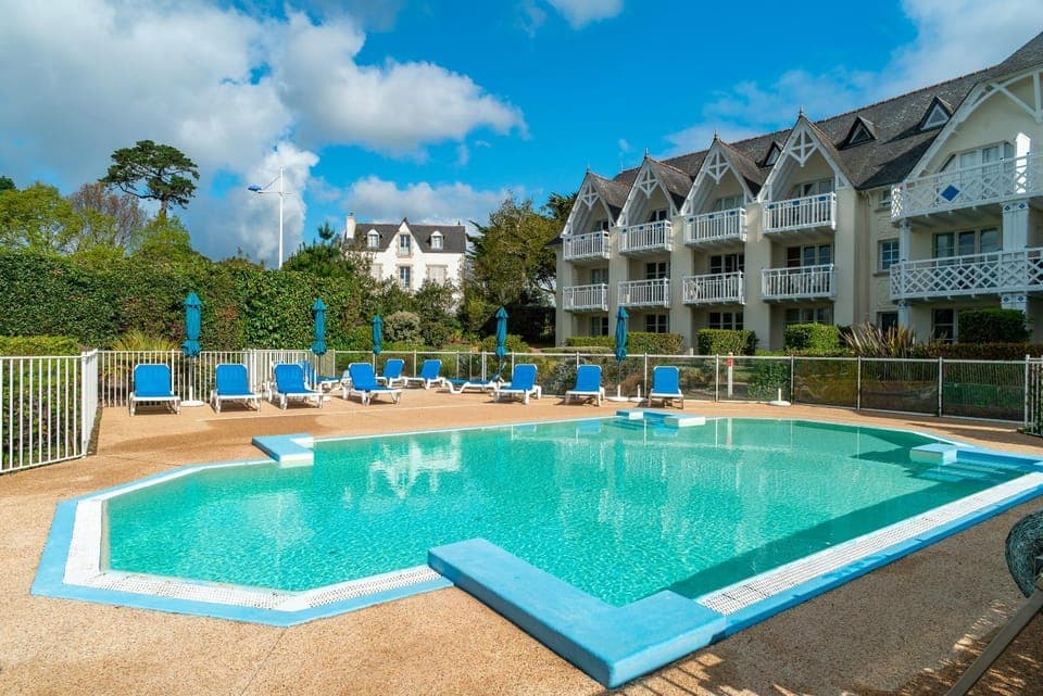 Swimming pool, sunbed