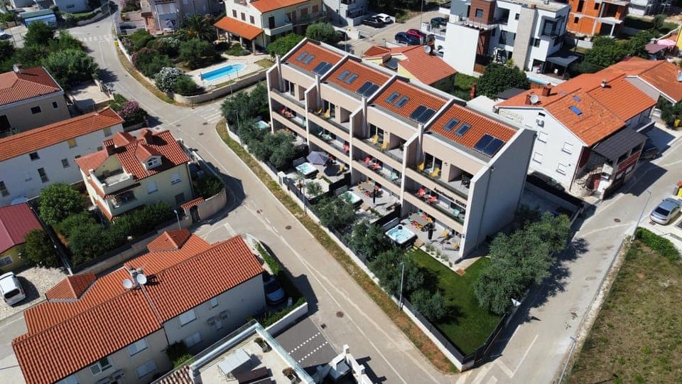 Bird's eye view, Location