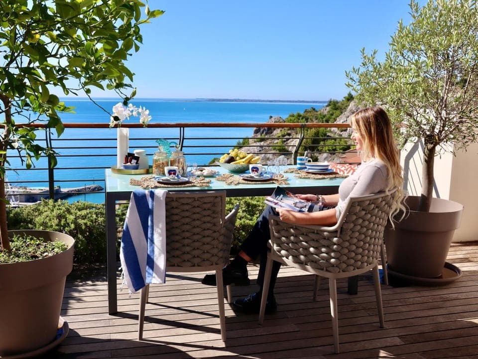 Natural landscape, View (from property/room), Balcony/Terrace, Seating area, Dining area, Autumn, Sea view