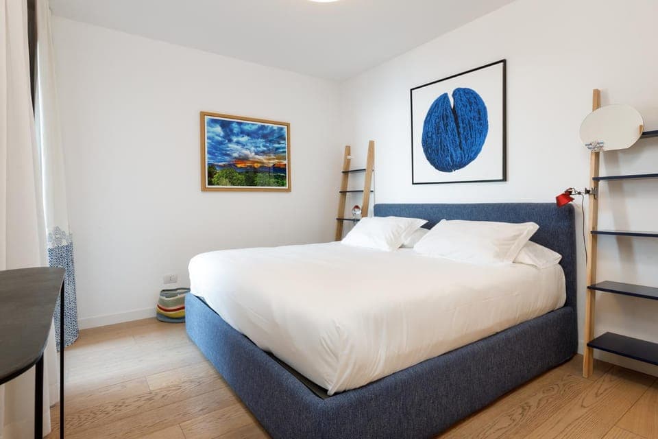 Bed, Bathroom, Photo of the whole room, Decorative detail, Bedroom