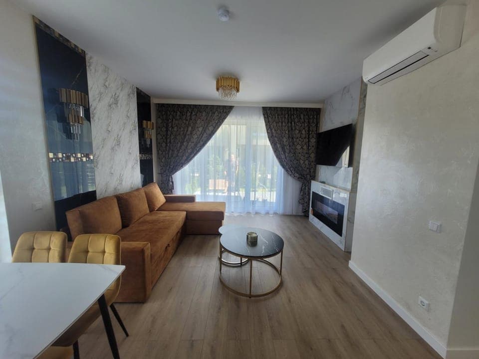 TV and multimedia, Living room, Seating area, Dining area, air conditioner