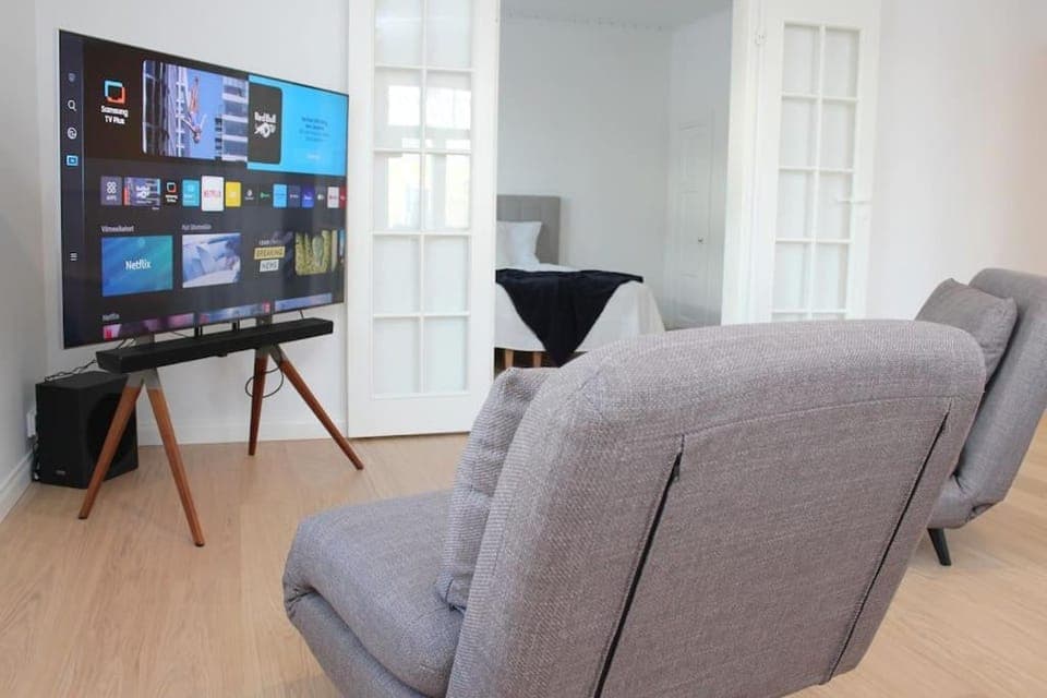 Communal lounge/ TV room, TV and multimedia, Living room, Seating area, Evening entertainment