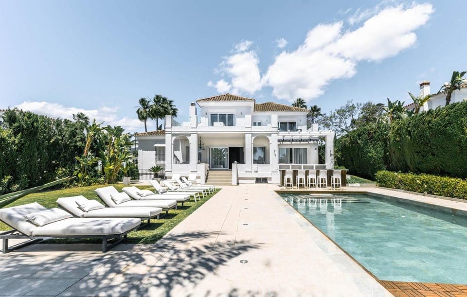 Property building, Patio, Natural landscape, Garden, Balcony/Terrace, Garden view, Pool view, Swimming pool, sunbed