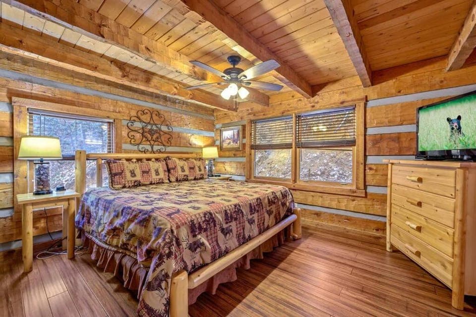 Bed, TV and multimedia, Photo of the whole room, Bedroom