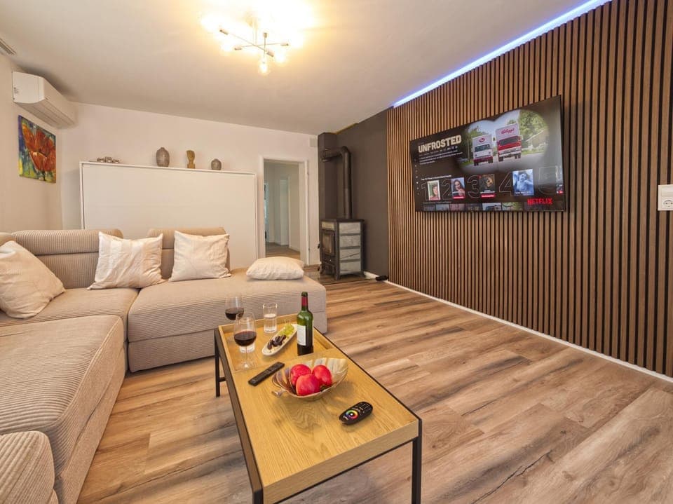 TV and multimedia, Living room, Photo of the whole room, air conditioner