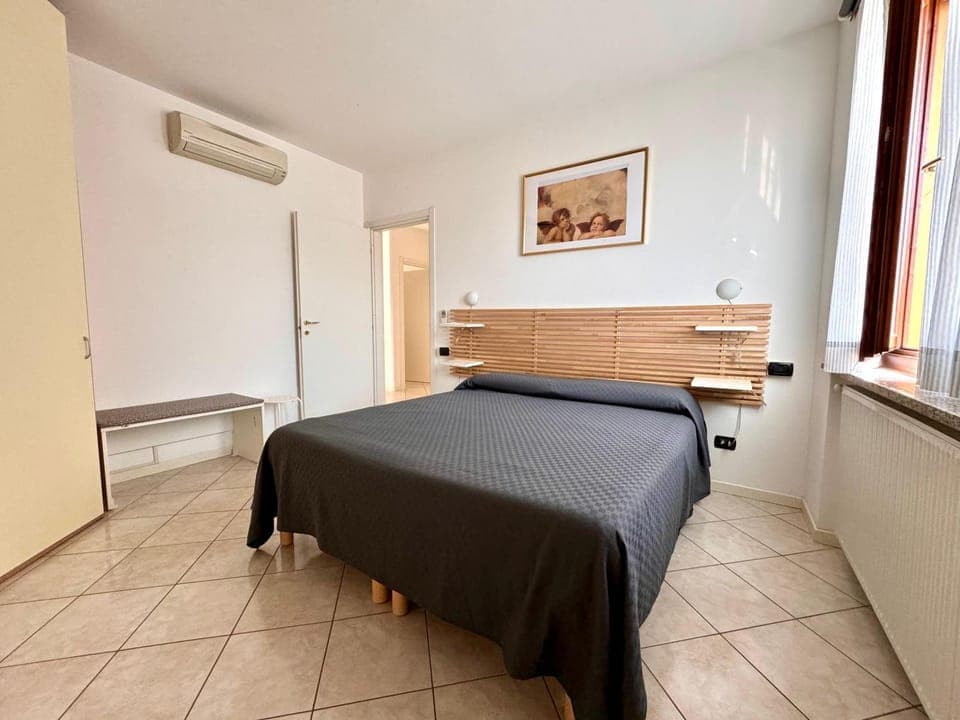 Bed, Bedroom, air conditioner