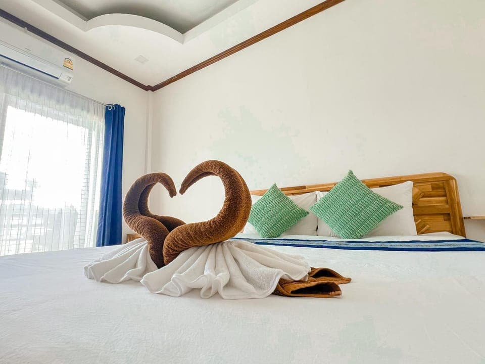 Bed, Bedroom, towels