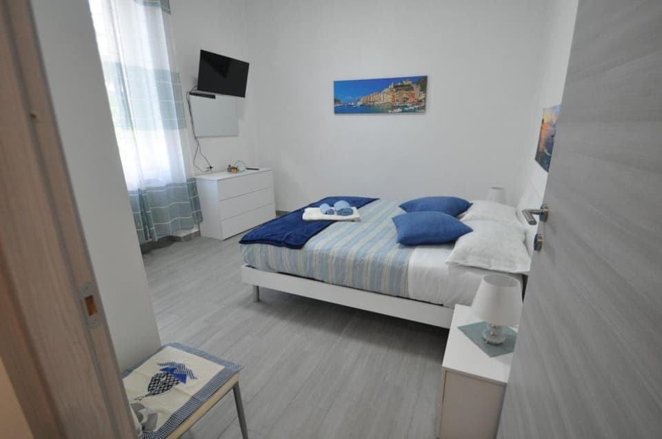 Bed, TV and multimedia, Photo of the whole room, towels