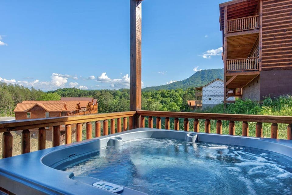 Serenity Mountain Pool Lodge House in Sevierville