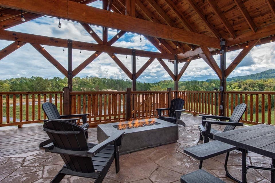 Serenity Mountain Pool Lodge House in Sevierville