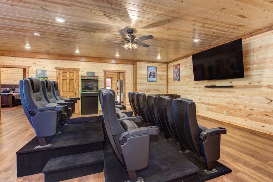 Serenity Mountain Pool Lodge House in Sevierville