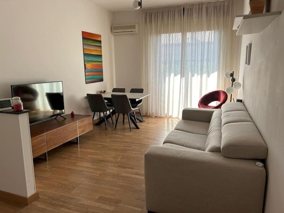 Communal lounge/ TV room, Bed, TV and multimedia, Living room, Photo of the whole room, Seating area, Dining area, Evening entertainment, Bedroom