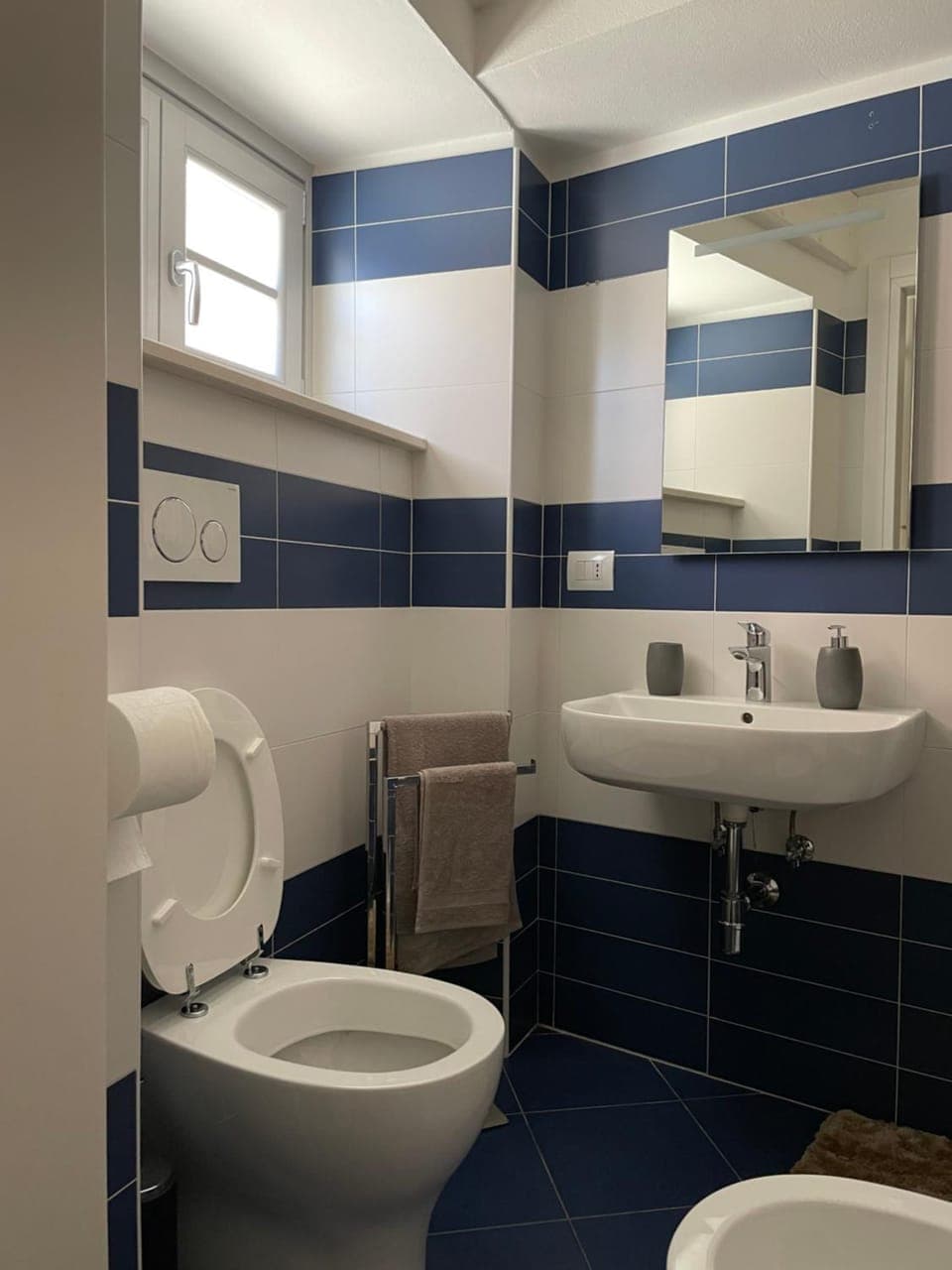 Toilet, Bathroom, towels