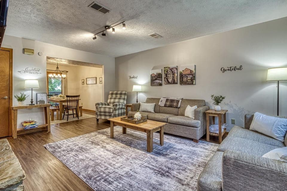 Cozy Bear Hill, Resort indoor Pool, Free Attraction Tickets, WIFI!!! House in Pigeon Forge
