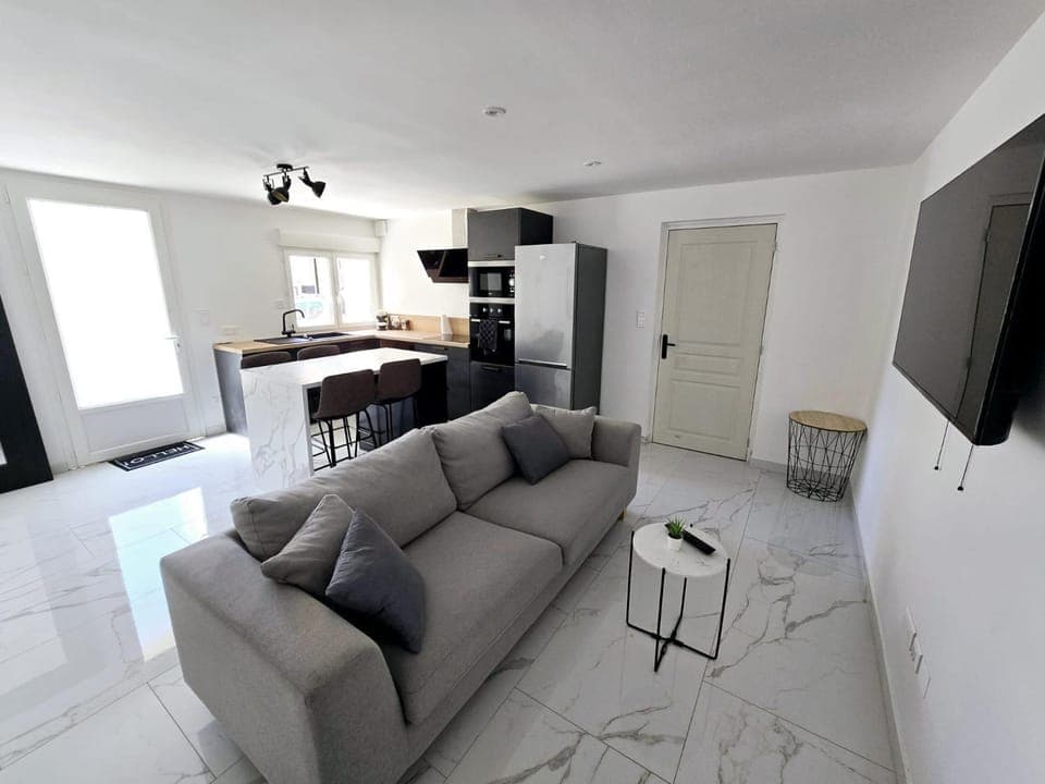 Communal lounge/ TV room, Seating area, Dining area, stove