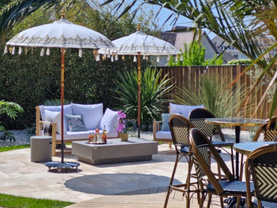 Patio, Garden, Seating area, Dining area