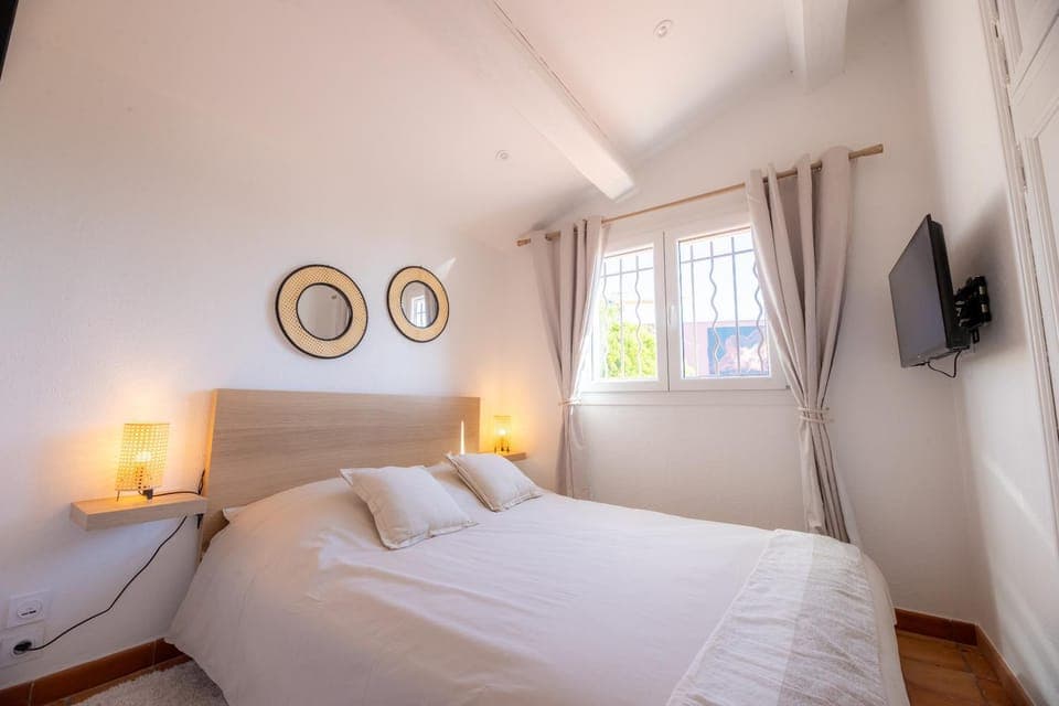 Bed, TV and multimedia, Photo of the whole room, Bedroom