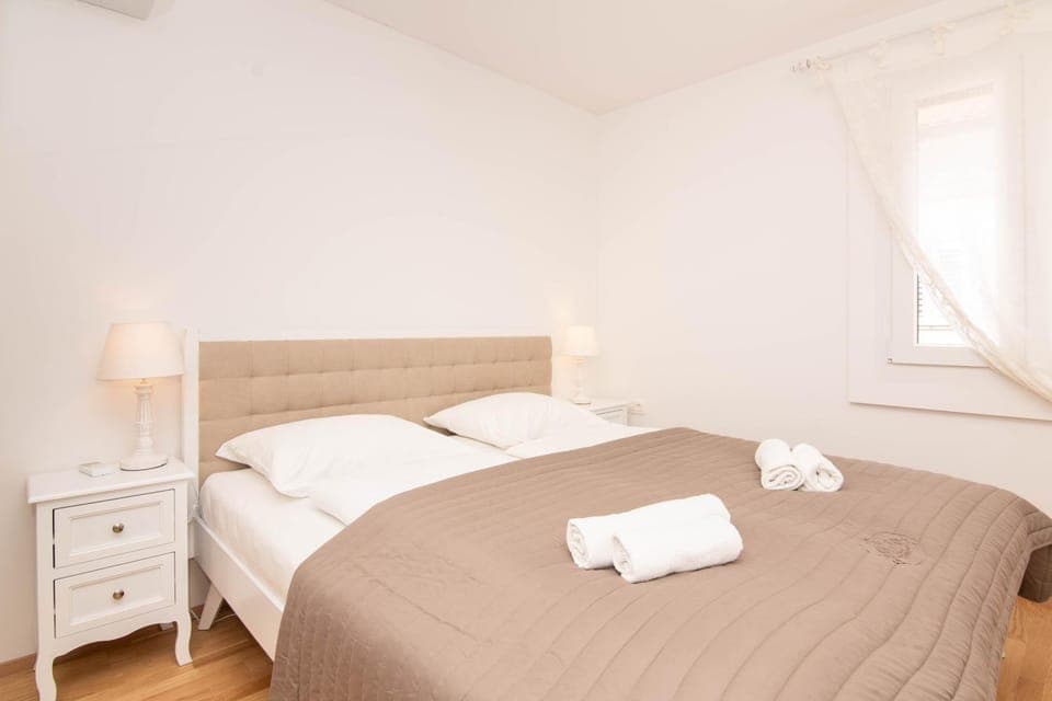 Bed, Photo of the whole room, Bedroom, towels