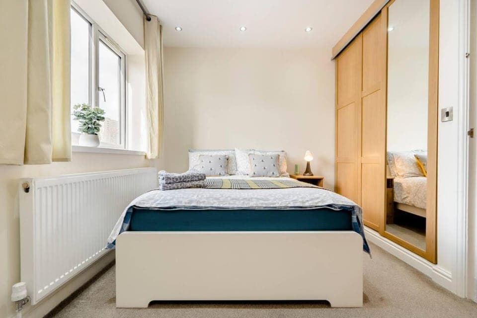 Bed, Photo of the whole room, Bedroom, wardrobe