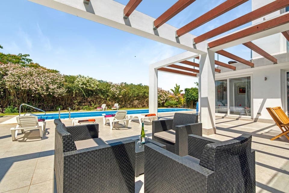 Property building, Balcony/Terrace, Living room