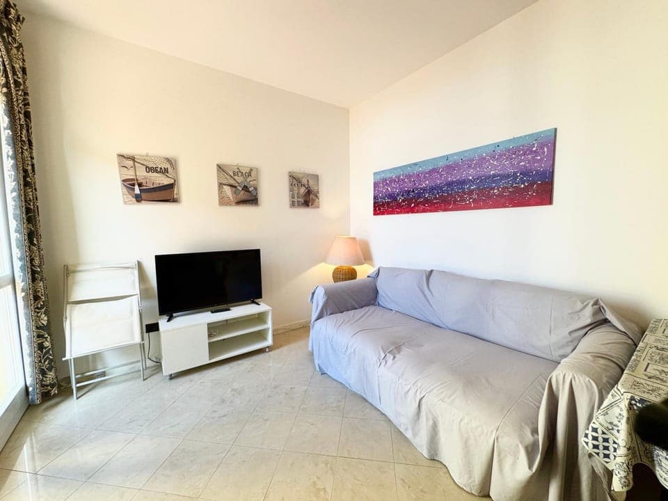 TV and multimedia, Living room, Seating area, Evening entertainment