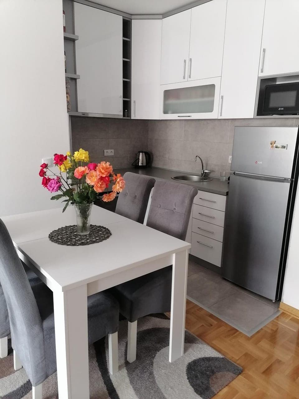 Kitchen or kitchenette, Dining area