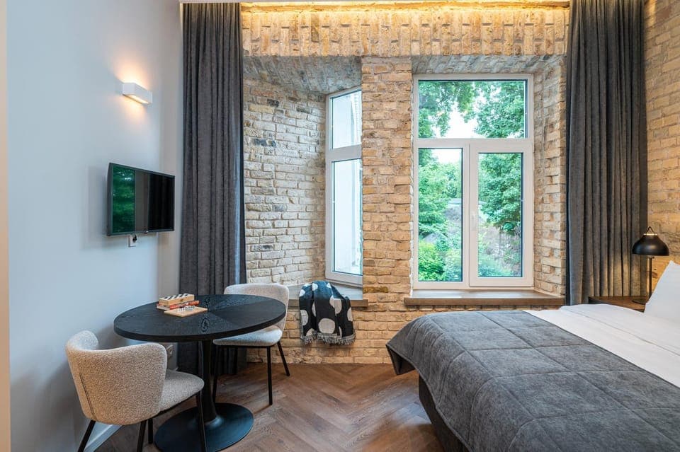 Photo of the whole room, Inner courtyard view