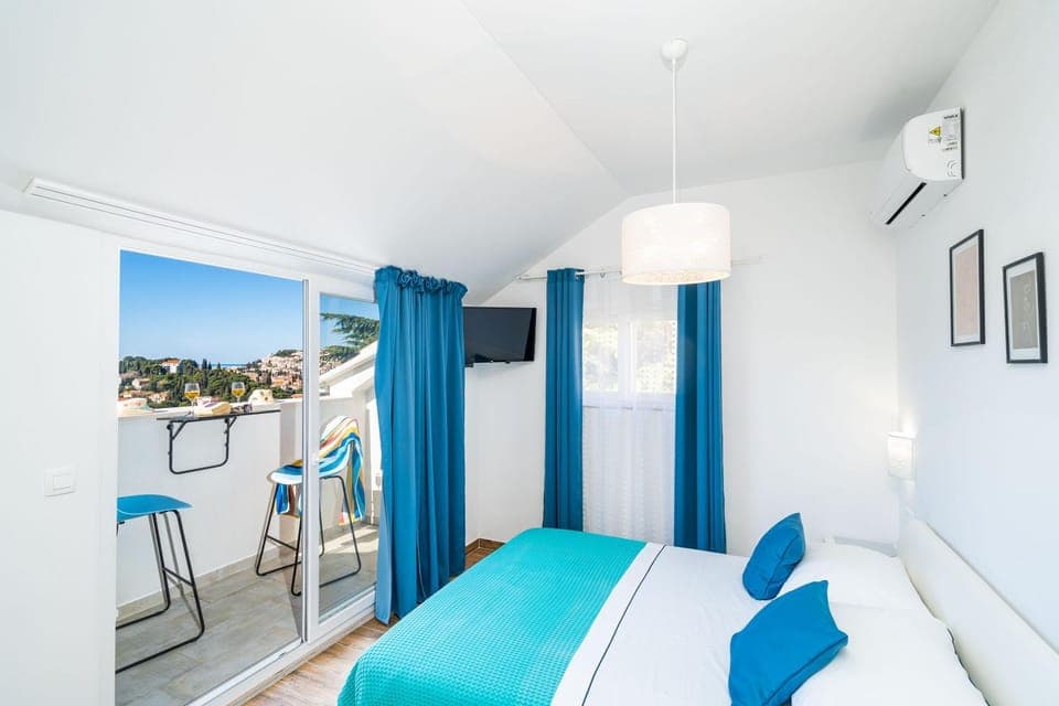 Bed, TV and multimedia, Photo of the whole room, Seating area, Bedroom, air conditioner