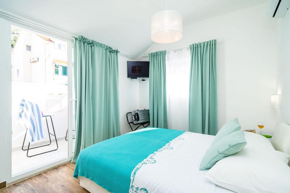 Bed, TV and multimedia, Bedroom