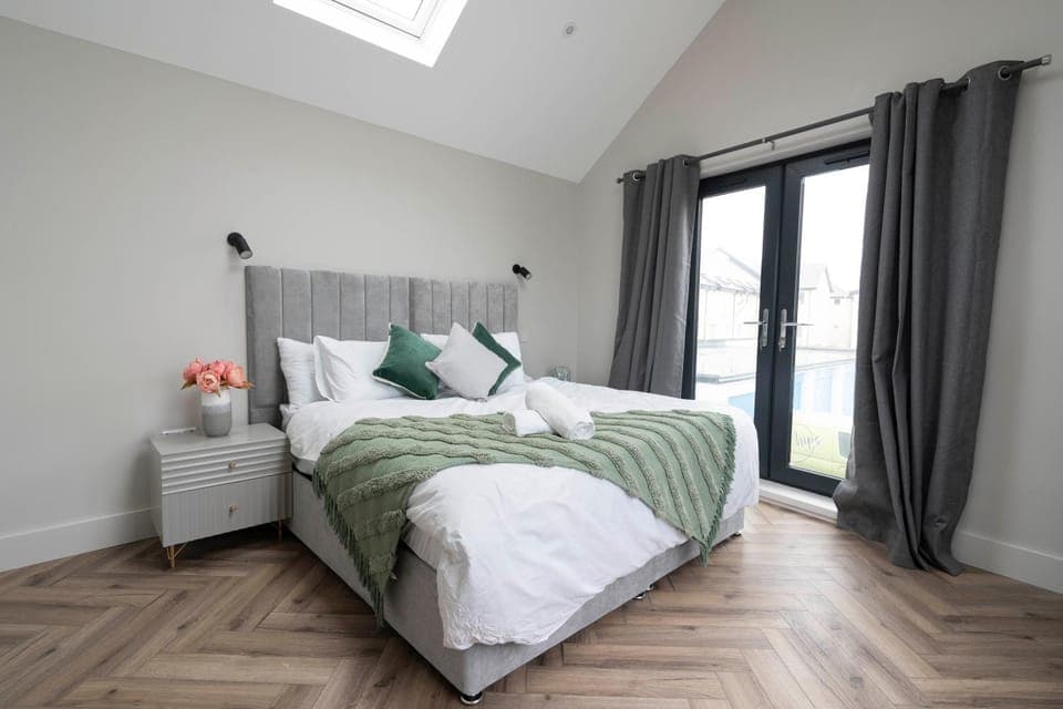 Bed, Photo of the whole room, Bedroom, towels