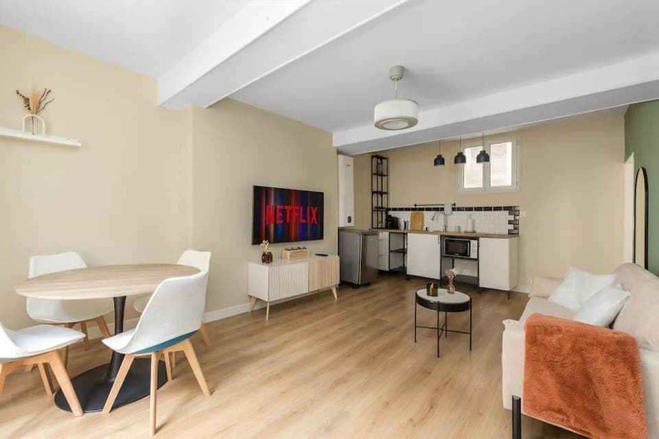 TV and multimedia, Kitchen or kitchenette, Living room, Seating area, Dining area