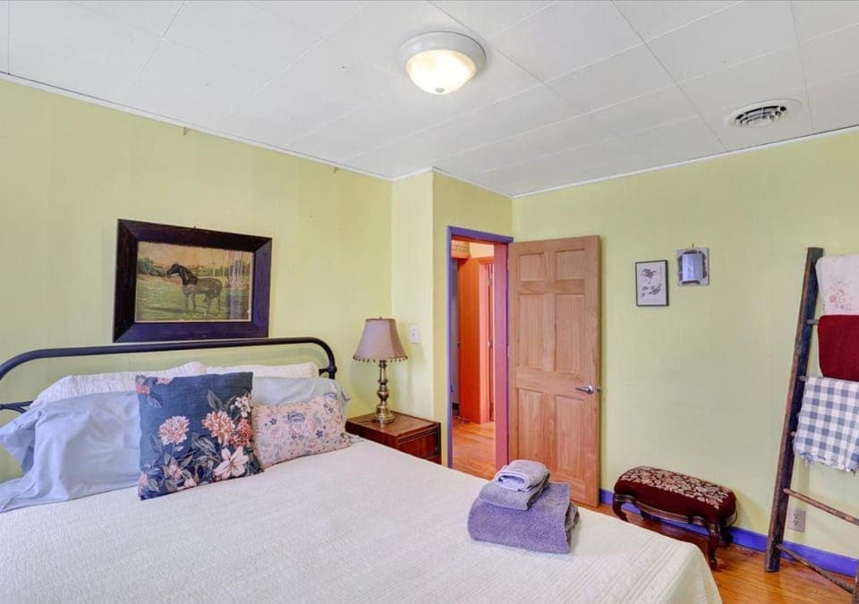 Bed, Bedroom, towels
